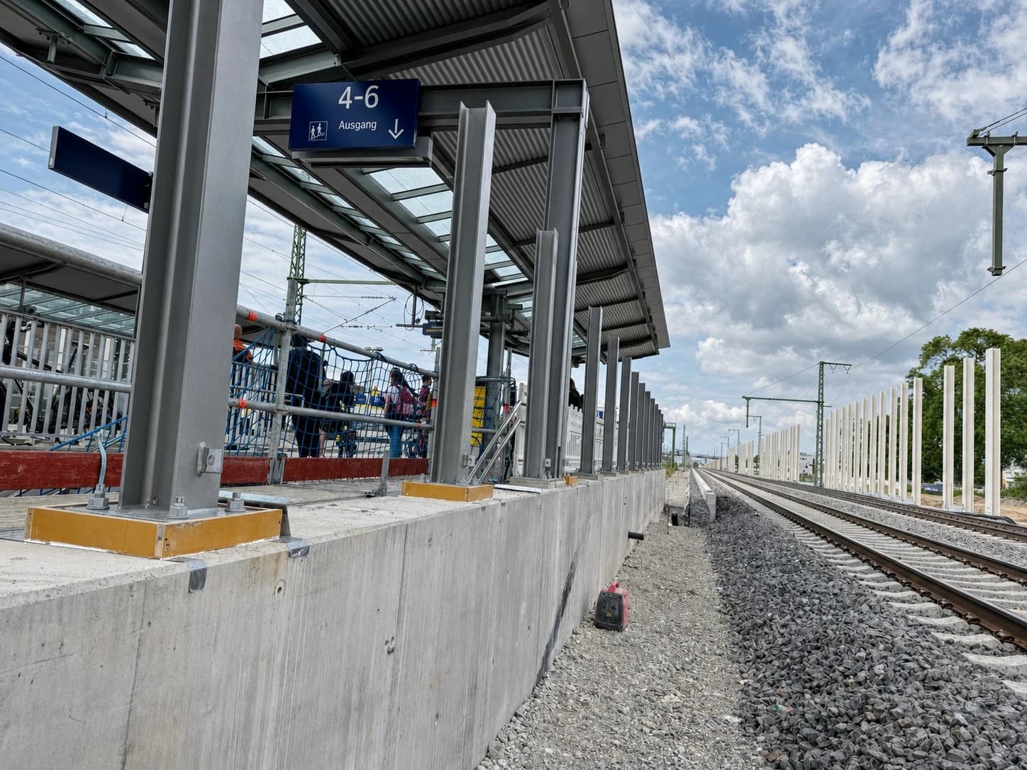 Konstrukcje zadaszeń i peronów CHRISBUD